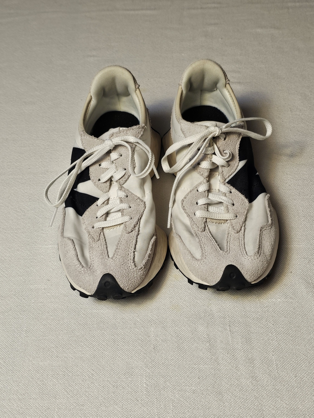 New Balance 327 Sneakers Womens Size 7 Black And White - Picture 2 of 5